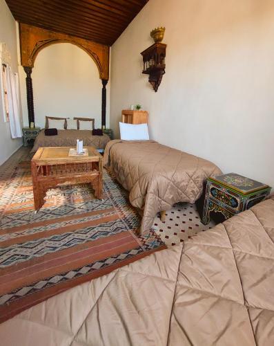 Llit o llits en una habitació de Dar Naima