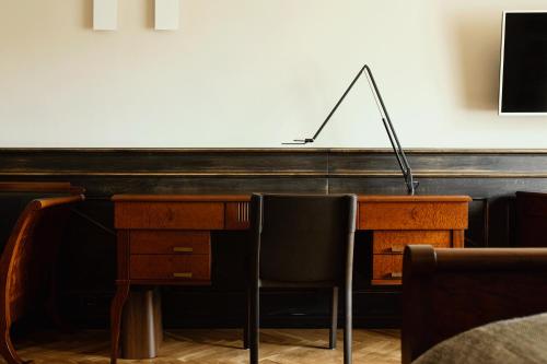 a desk with a lamp sitting on top of it at Hotel Pod Różą in Kraków