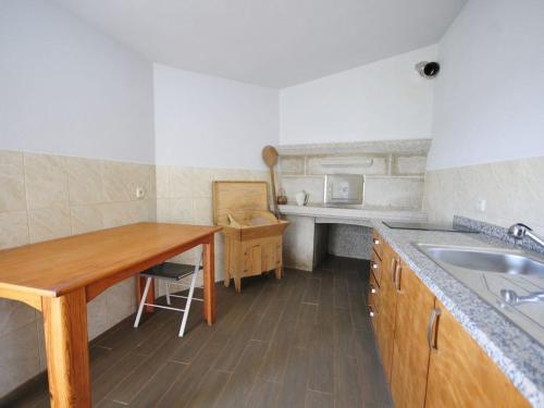 eine Küche mit einer Spüle und einer hölzernen Arbeitsplatte in der Unterkunft Villa 281 in Esposende