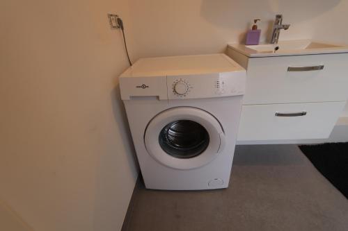a washing machine in a bathroom with a sink at Homeday Studio 1 Strasbourg / Mittelschaeffolsheim in Mittelschaeffolsheim