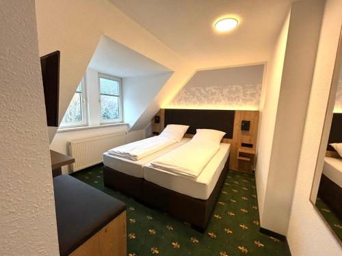 Postel nebo postele na pokoji v ubytování Hotel Gasthof zur Heinzebank