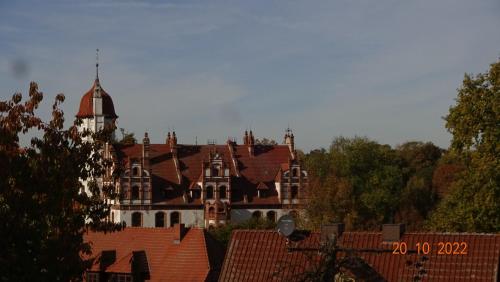 un gran edificio con una torre sobre los tejados en Ferienhaus Sylvia in Basedow, en Basedow