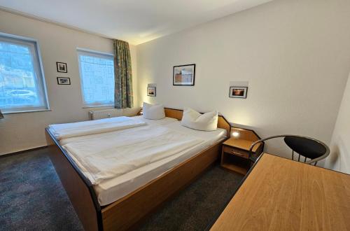 une chambre avec un lit, une table et une fenêtre dans l'établissement Am Schloonsee Haus B, à Heringsdorf