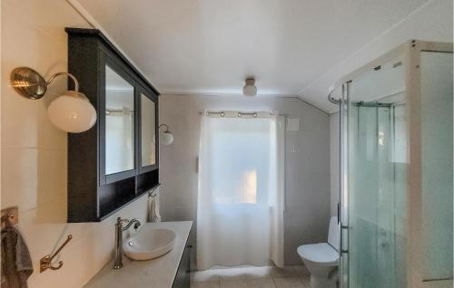 Kupatilo u objektu 3 Bedroom Amazing Home In Hatlestrand