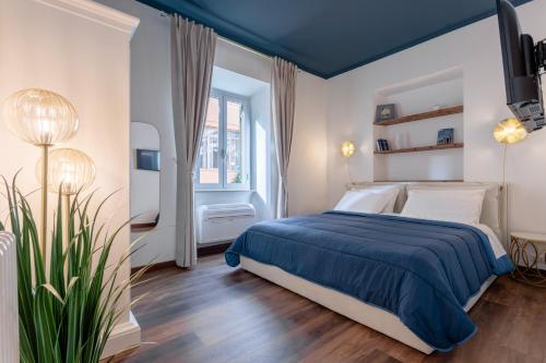ローマにあるSuite Vaticanoの青い天井のベッドルーム1室(ベッド1台付)