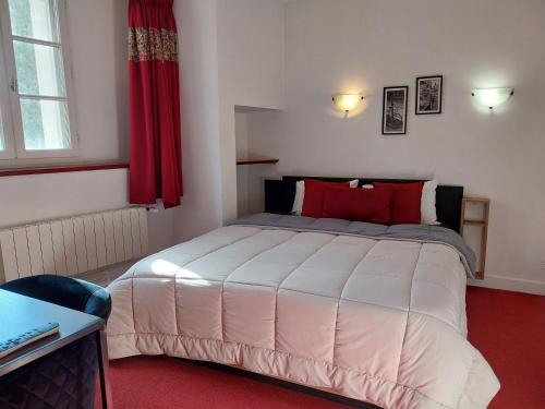 Ένα ή περισσότερα κρεβάτια σε δωμάτιο στο Hôtel Jean XXII