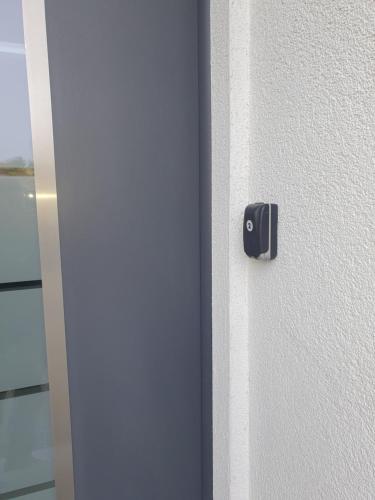 een dichting van een deurknop op een muur bij Zwei schicke Apartments mit Parkplatz in Keulen
