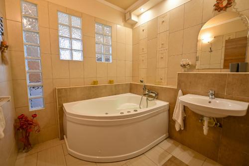 Kúpeľňa v ubytovaní BellaVista 2 Apartman