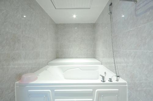 釜山的住宿－WA酒店，浴室配有白色水槽和淋浴。