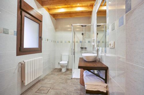 ein Bad mit einem Waschbecken und einem WC in der Unterkunft Casa Rural Nueve Villas in Amusco