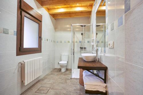 un bagno con lavandino e WC di Casa Rural Nueve Villas a Amusco