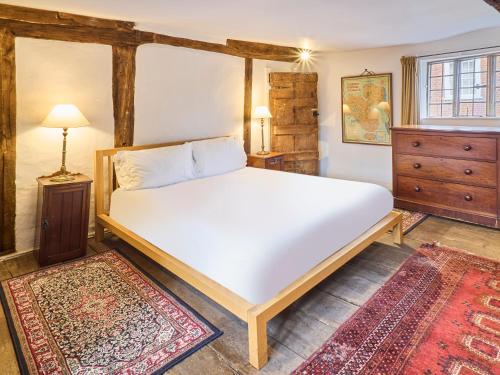 sypialnia z dużym białym łóżkiem i komodą w obiekcie Host & Stay - The Bell House w mieście Canterbury
