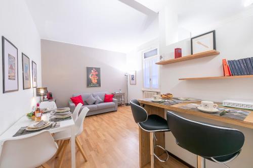 cocina y sala de estar con mesa y sillas en Valentina Home en Lugano