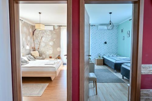Posteľ alebo postele v izbe v ubytovaní BellaVista 2 Apartman