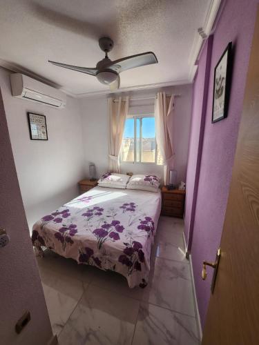 um quarto com uma cama e uma janela em Villa San Jose II Townhouse em Cabo Roig