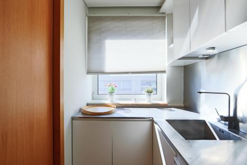 a kitchen with a sink and a window at HM - Ocean Breeze Delight in Matosinhos