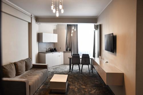 a living room with a couch and a kitchen at Hotel Building Stefan Resort I Nord in Mamaia Nord