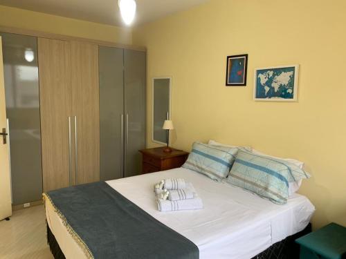 um quarto com uma cama com duas toalhas em Loft completo, Centro Historico 706 em Porto Alegre