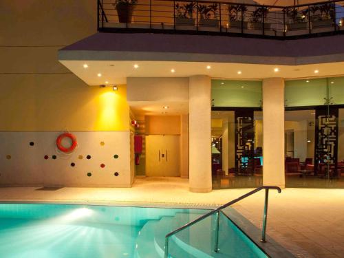 una grande piscina in un edificio con un edificio di Hotel Novotel Cairo El Borg a Il Cairo