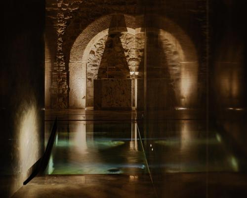 a dark room with a water fountain in a building at Hotel Pod Różą in Kraków