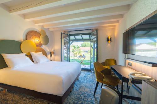 Ένα ή περισσότερα κρεβάτια σε δωμάτιο στο Mercure Auxerre Autoroute du Soleil