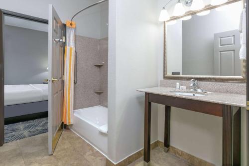 La Quinta by Wyndham Tulsa Airport / Expo Square tesisinde bir banyo