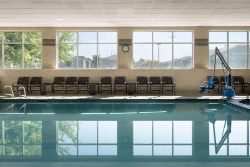 einen großen Pool mit Stühlen und einer Uhr in der Unterkunft La Quinta by Wyndham Idaho Falls/Ammon in Idaho Falls