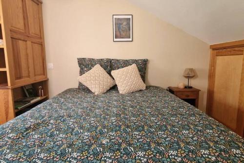 a bed with two pillows on it in a bedroom at La Mascotte - Votre refuge bergeracois in Bergerac