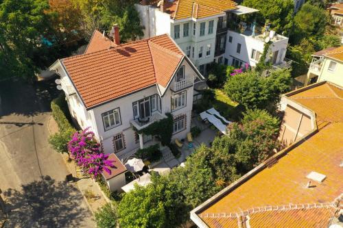 eine Aussicht auf ein Haus mit orangefarbenem Dach in der Unterkunft Serguzest Otel in Büyükada
