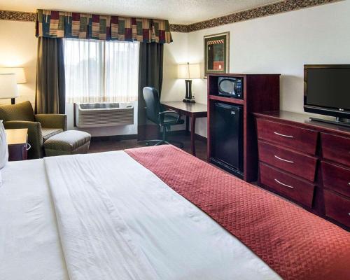 密德蘭的住宿－米德蘭品質酒店，酒店客房,配有床和电视