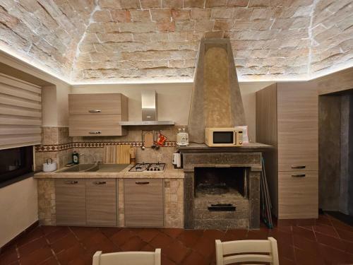 a kitchen with a fireplace with a microwave on it at Doremisia in Tarquinia