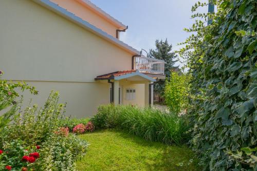 Κήπος έξω από το Villa Piljak