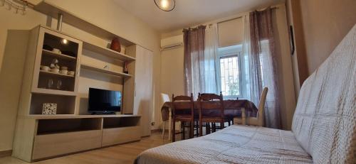 1 dormitorio con 1 cama y comedor en Holiday home Telese Roma, en Roma