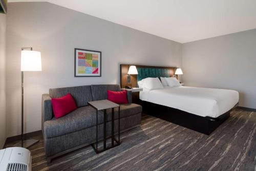 una camera d'albergo con letto e divano di Hampton Inn Concord a Concord