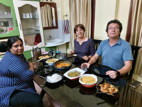 Comida en la habitación en casa particular o alrededores