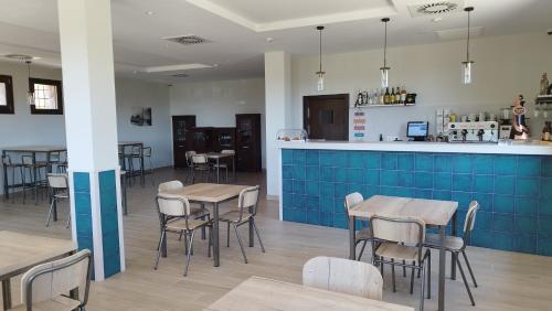 ein Restaurant mit Tischen und Stühlen und eine Bar in der Unterkunft Hotel Vinoteca Alquezar - Adults Only - in Alquézar