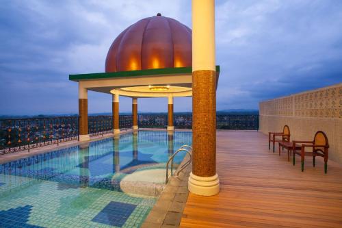 una piscina sul tetto di un edificio di Alhambra Hotel & Convention, BW Signature Collection a Tasikmalaya