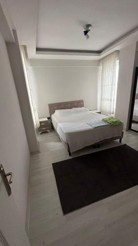 1 dormitorio con cama y alfombra negra en BVK, en Muğla