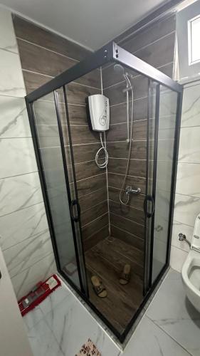 y baño con ducha y aseo. en BVK, en Muğla