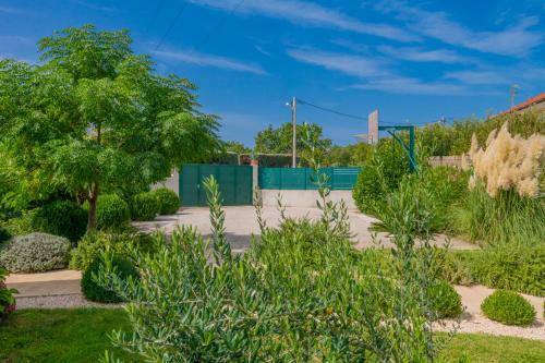 Κήπος έξω από το Villa Piljak
