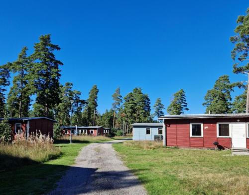 a dirt road in front of two mobile homes at Åminne Fritid & Havsbad AB in Åminne