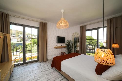 Ένα ή περισσότερα κρεβάτια σε δωμάτιο στο Huzurla otel