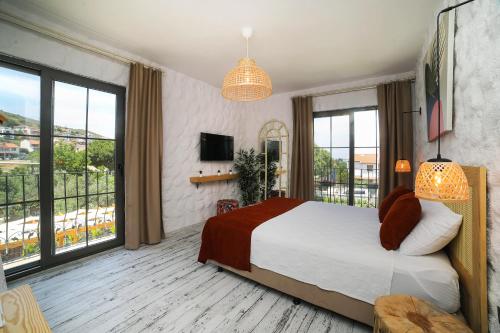 Huzurla otel في إزمير: غرفة نوم بسرير كبير وبلكونة