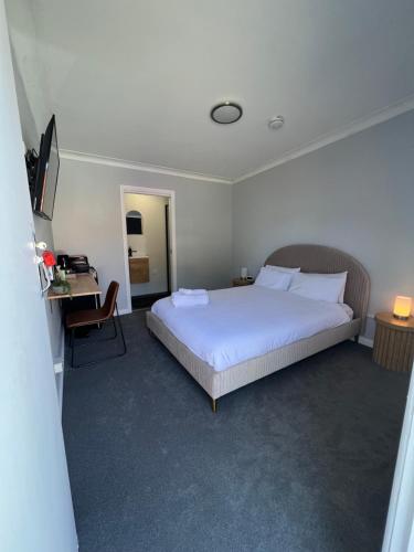 1 dormitorio con 1 cama y escritorio con ordenador en Gold Reef Adelong en Adelong
