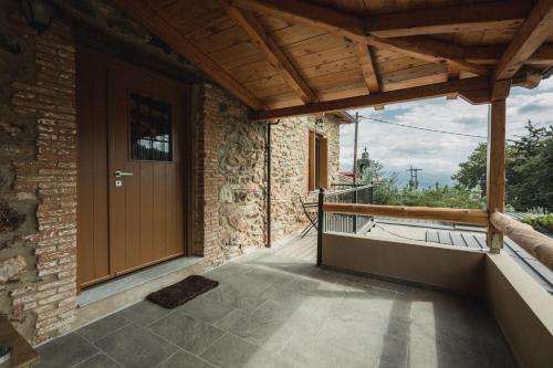 eine Veranda eines Hauses mit einer Holztür in der Unterkunft Acropolis Mystra Guesthouse in Mystras