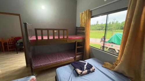 1 Schlafzimmer mit 2 Etagenbetten und einem Fenster in der Unterkunft Casa Birnbaum Ruiz Diaz in Carapeguá