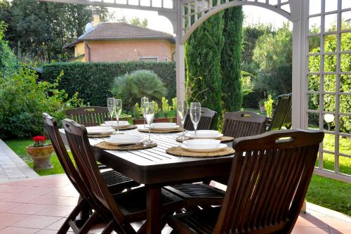 מסעדה או מקום אחר לאכול בו ב-Il Villino di Monic