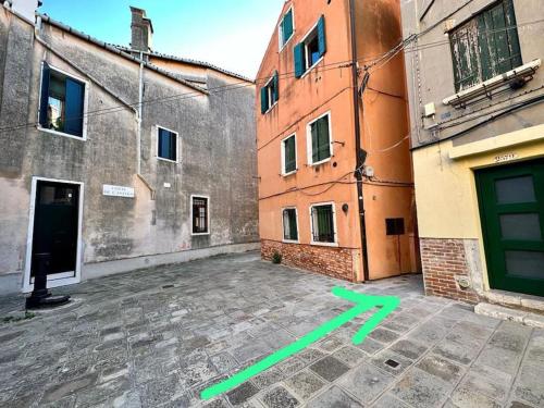 an empty courtyard with green numbers on a building at Incantevole Casetta Veneziana in Venice