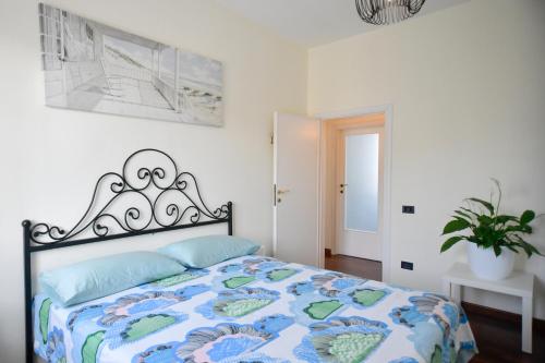 una camera con un letto con una trapunta sopra di Il Villino di Monic a Pisa