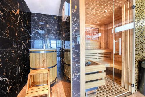 sauna z drewnianymi ścianami i szklaną ścianą w obiekcie Santa Angela Solina Resort & SPA w Solinie